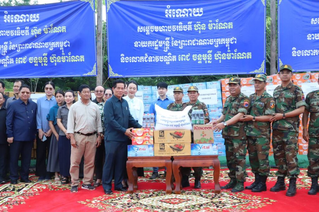 ឯកឧត្តម ឃួង ស្រេង ចុះសួរសុខ ទុក្ខនិងនាំយកអំណោយចែកជូនកងទ័ពជួរមុខក្នុងភូមិសាស្ត្រខេត្តព្រះវិហារ និងខេត្តស្ទឹងត្រែង