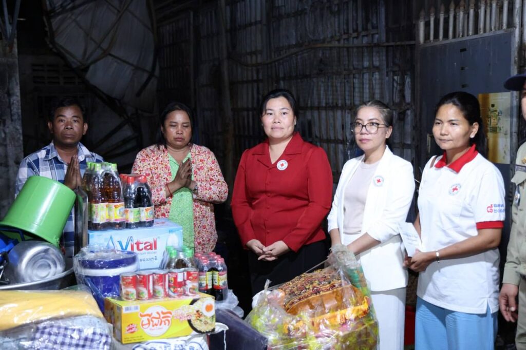 ប្រជាពលរដ្ឋរងគ្រោះដោយអគ្គិភ័យឆេះផ្ទះ ចំនួន១គ្រួសារ នៅសង្កាត់ស្វាយរលំ ក្រុងតាខ្មៅ ទទួលអំណោយមនុស្សធម៌ពីសាខាកាកបាទក្រហមកម្ពុជាខេត្តកណ្តាល