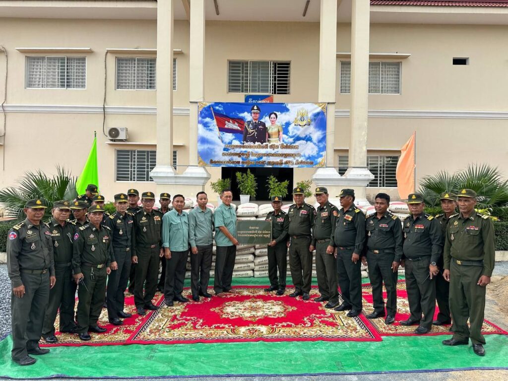 សម្តេចបវរធិបតី និង លោកជំទាវបណ្ឌិត បានឧបត្ថម្ភសម្ភារៈសំណង់មួយចំនួន ជូនមជ្ឈមណ្ឌលហ្វឹកហ្វឺនកងទ័ពជើងគោក