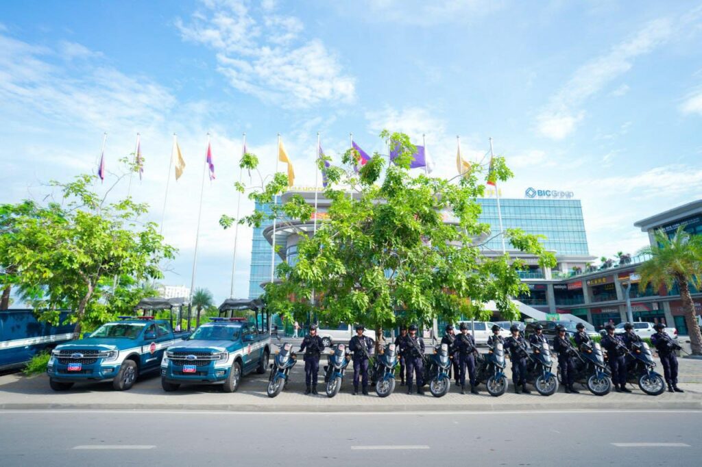 កម្លាំងកងរាជអាវុធហត្ថរាជធានីភ្នំពេញ បានចូលរួមការពារសន្តិសុខ សុវត្ថិភាព រក្សាសណ្ដាប់ធ្នាប់ តាមដងផ្លូវ និងគោលដៅសំខាន់ៗ សម្រាប់កិច្ចប្រជុំគណៈកម្មការចម្រុះខណ្ឌសីមា និងបោះបង្គោលព្រំដែនគោក (JBC) កម្ពុជា-ថៃ