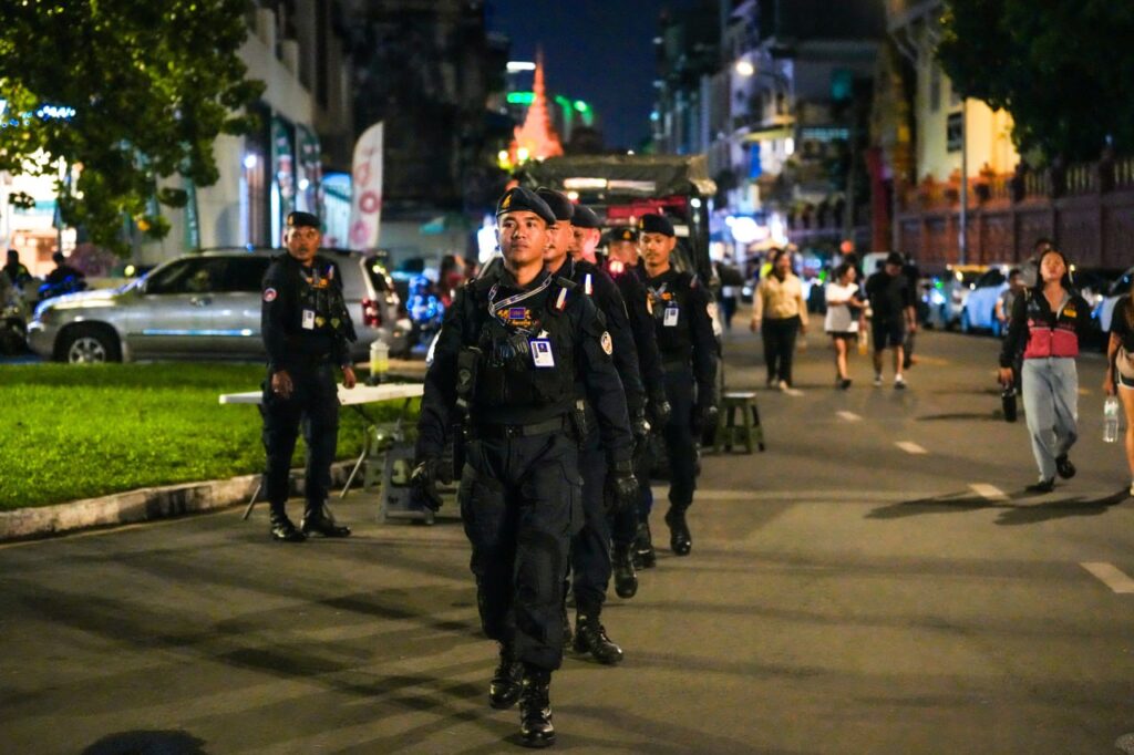 កម្លាំងកងរាជអាវុធហត្ថរាជធានីភ្នំពេញ ចូលរួមល្បាត ការពារ​សន្តិសុខ​ សុវត្ថិភាព​ រក្សាសណ្ដាប់​ធ្នាប់​ និងសង្គ្រោះបន្ទាន់ ​ជូន​បងប្អូន​ប្រជាពលរដ្ឋ​ ធ្វើដំណើរកំសាន្ត នៅតាមដងផ្លូវថ្មើរជើង (Walk Street)