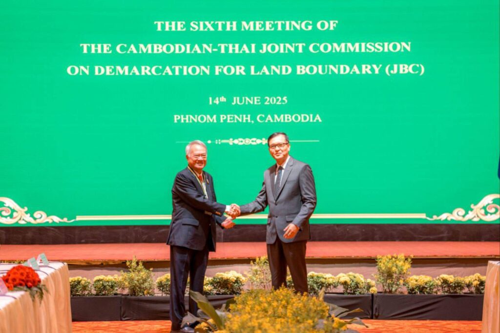 គណៈកម្មការចម្រុះខណ្ឌសីមា និងបោះបង្គោលព្រំដែនគោកកម្ពុជា-ថៃ (JBC) ចាប់ផ្តើមបើកកិច្ចប្រជុំនៅម៉ោង ១១:៤០ នាទី ខណៈមុននេះ មានកិច្ចប្រជុំចង្អៀតមួយរវាងភាគីទាំងពីរកម្ពុជា-ថៃ