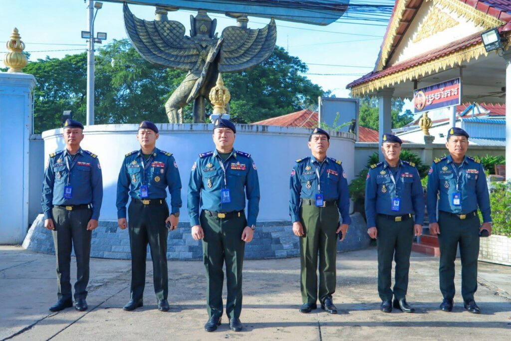លោកឧត្តមសេនីយ៍ត្រី ម៉េង ស្រ៊ុន បានអញ្ជើញដឹកនាំ នាយទាហាន នាយទាហានរង នៃបញ្ជាការដ្ឋានកងរាជអាវុធហត្ថខេត្តកំពង់ស្ពឺ ចូលរួមគោរពទង់ជាតិ នៃព្រះរាជាណាចក្រកម្ពុជា និង…..