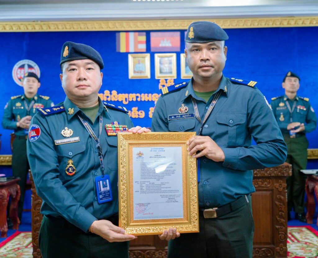 លោកឧត្ដមសេនីយ៍ត្រី ម៉េង ស្រ៊ុន បានអញ្ជើញជាអធិបតីក្នុងពិធីប្រកាសមុខតំណែង ផ្ទេរភារកិច្ច និងបំពាក់ឋានន្តរស័ក្តិ ជូនយោធិន នៃកងរាជអាវុធហត្ថខេត្តកំពង់ស្ពឺ…