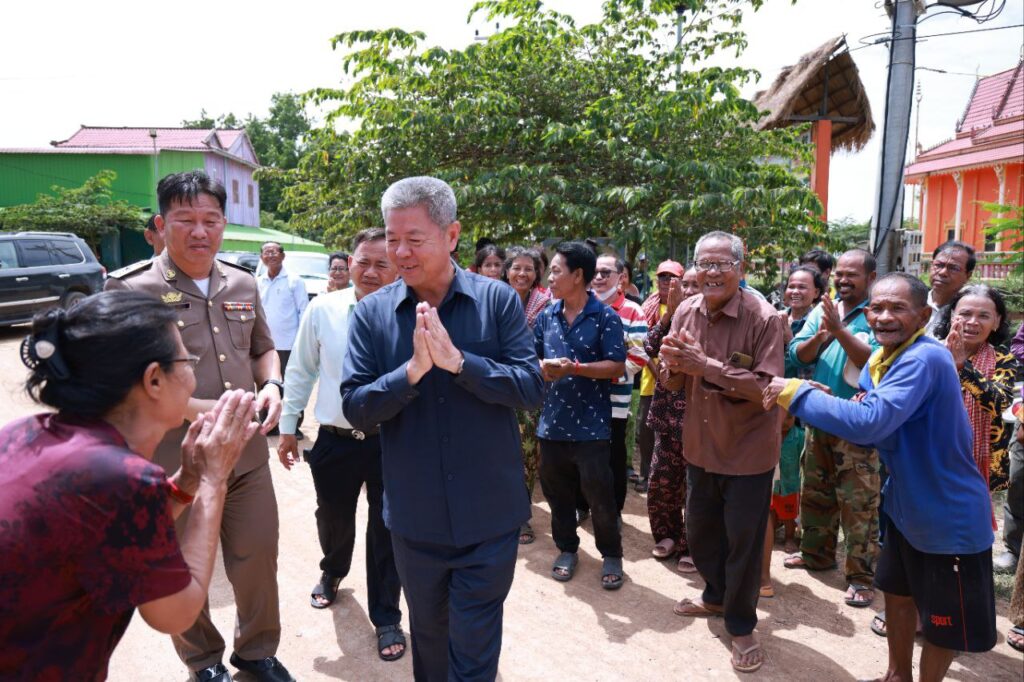 ឯកឧត្តម គួច ចំរើន អភិបាលខេត្តកណ្ដាល អញ្ជើញពិនិត្យផ្លូវបេតុងអាមេប្រវែង ១៨០០ម៉ែត្ និងសំណេះសំណាលជាមួយប្រជាពលរដ្ឋ ស្ថិតនៅភូមិព្រែកប្រា ឃុំព្រែកឫស្សី ស្រុកល្វាឯម