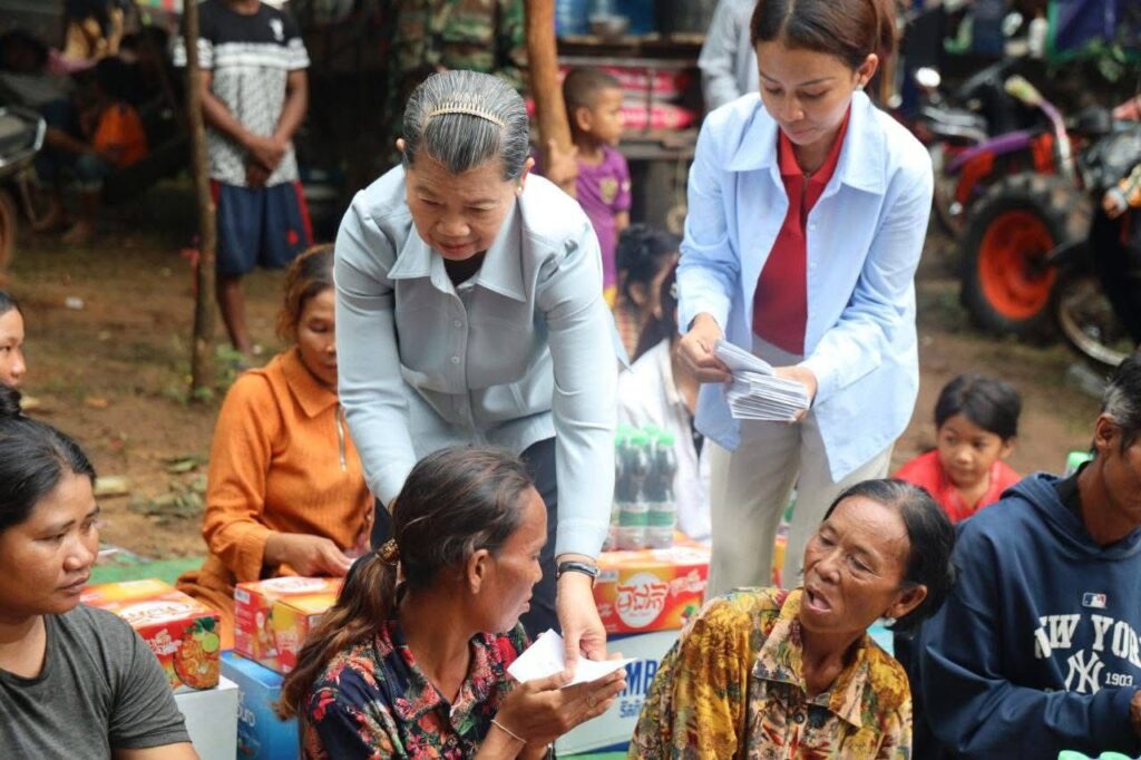 សម្តេច ម៉ែន សំអន នាំយកអំណោយដ៏ថ្លៃថ្លារបស់សម្តេចតេជោ ផ្តល់ជូនជនភៀសសឹក និងបានសំណេះសំណាលជាមួយជនភៀសសឹក នៅវត្តបាត់ថ្កៅ ក្នុងស្រុកចុងកាល់