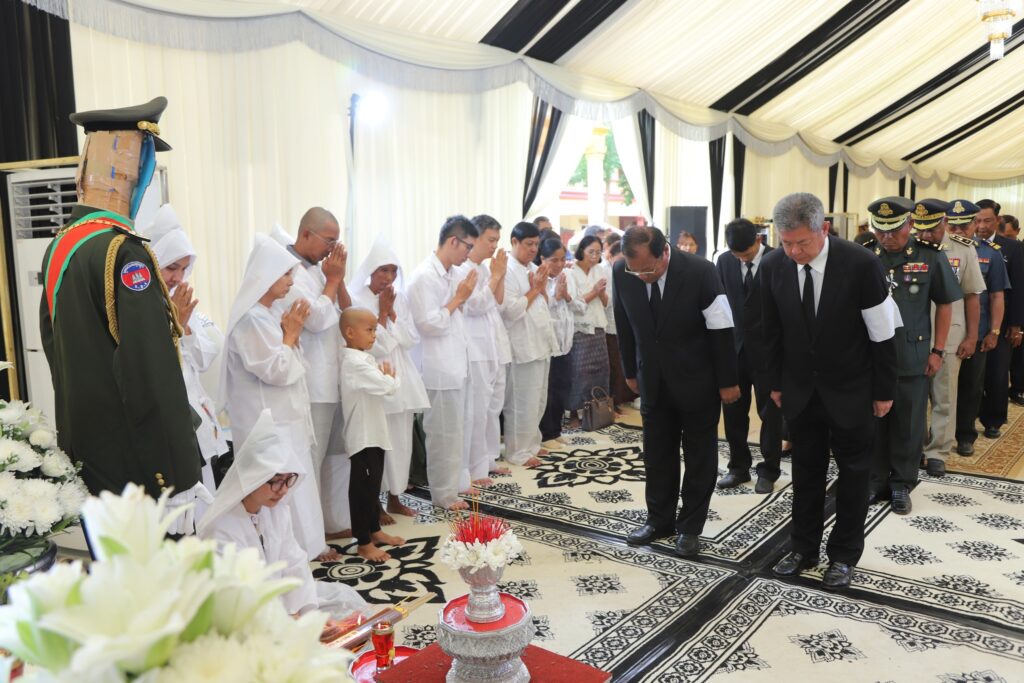 ប្រតិភូខេត្តកណ្ដាល គោរពវិញ្ញាណក្ខន្ធសព ឯកឧត្តម ឧត្តមសេនីយ៍ឯក ដួង សំនៀង មេបញ្ជាការកងពលតូចអន្តរាគមន៍លេខ៧ កងពលធំ អន្តរាគមន៍លេខ៣