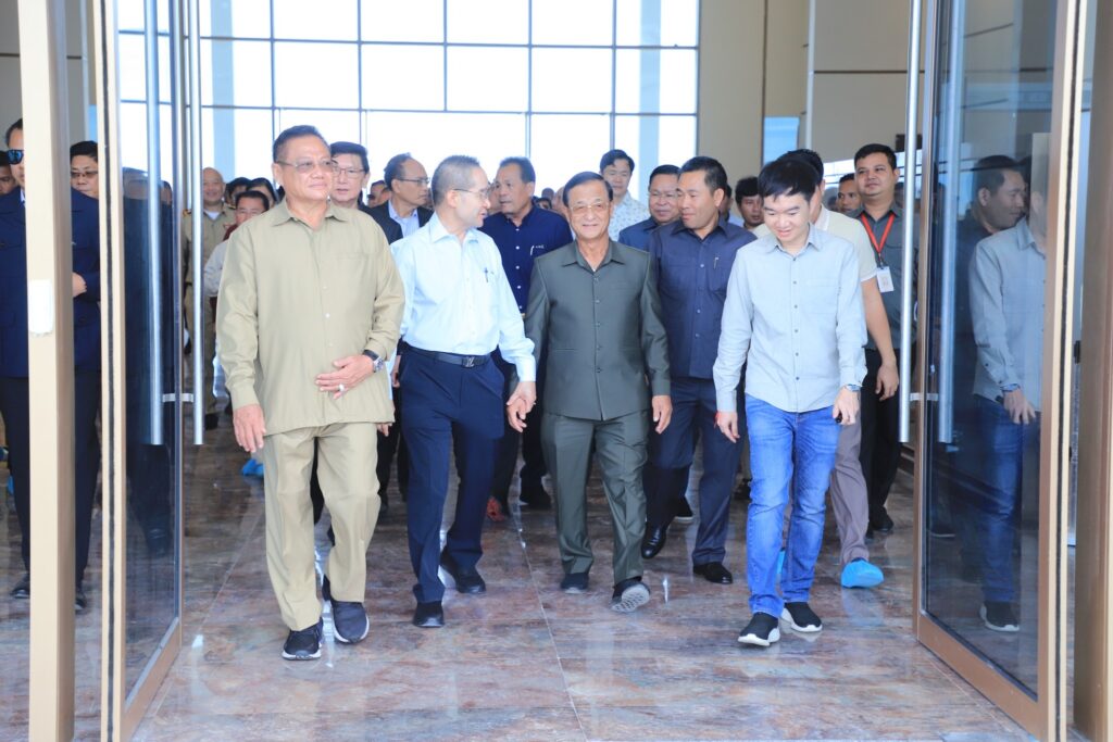 កិច្ចប្រជុំពិនិត្យទីតាំងជាក់ស្តែង សម្រាប់ការរៀបចំពិធី សម្ពោធដាក់ឲ្យប្រើប្រាស់ជាផ្លូវការនូវអាកាសយានដ្ឋានអន្តរជាតិតេជោ ក្រុងតាខ្មៅ ដឹកនាំដោយ ឯកឧត្តម នាយ ឧត្តមសេនីយ៍ សន្តិបណ្ឌិត យូ ស៊ុនឡុង រដ្ឋមន្ត្រីប្រតិភូអមនាយករដ្ឋមន្ត្រី