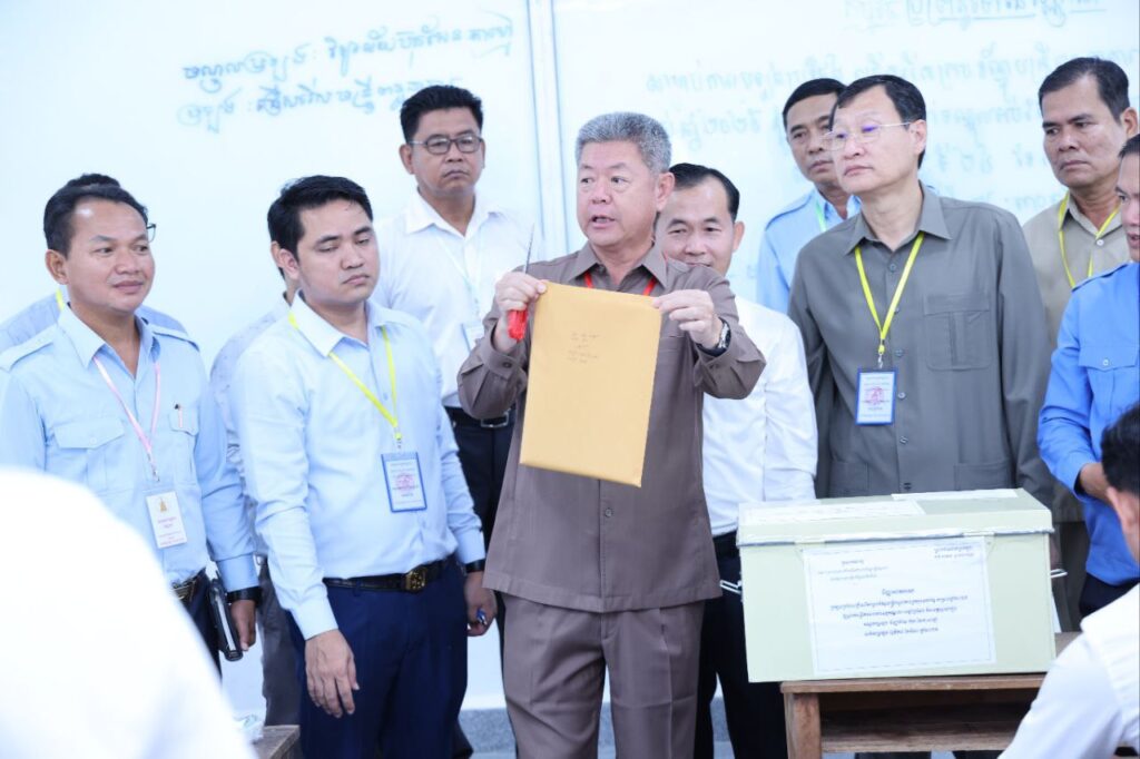 ឯកឧត្តម គួច ចំរើន រួមជាមួយថ្នាក់ដឹកនាំខេត្តកណ្តាល អញ្ជើញកាត់វិញ្ញាសារប្រឡងចូលបម្រើការងារនៅក្នុងក្របខ័ណ្ឌមន្ត្រីពន្ធនាគារ ក្រសួងមហាផ្ទៃសម្រាប់ឆ្នាំ២០២៥ នៅវិទ្យាល័យ ហ៊ុន សែន តាខ្មៅ