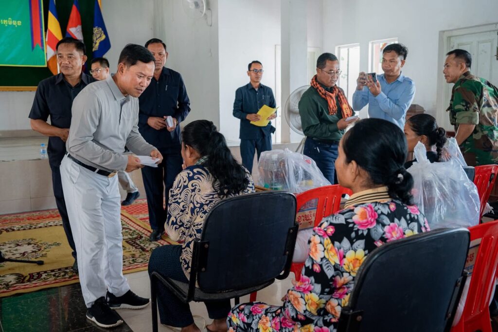 អភិបាលខេត្តតាកែវ អញ្ជើញជួបសំណេះសំណាល និងនាំយកអំណោយផ្ដល់ជូនក្រុមគ្រួសារវីរៈកងទ័ពជួរមុខ ការពារព្រំដែន ចំនួន ៥៤គ្រួសារ នៅស្រុកព្រៃកប្បាស… 