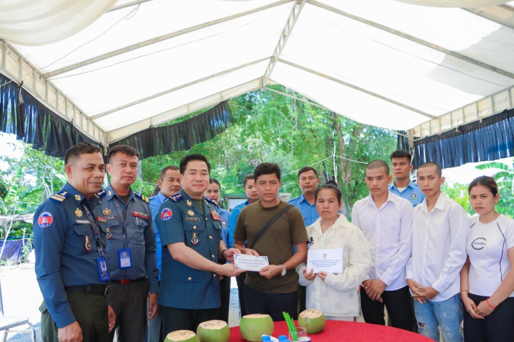 លោក ឧត្តមសេនីយ៍ត្រី ម៉េង ស្រ៊ុន មេបញ្ជាការ កងរាជអាវុធហត្ថខេត្តកំពង់ស្ពឺ បានដឹកនាំនាយទាហាន នៃកងរាជអាវុធហត្ថខេត្តកំពង់ស្ពឺ រួមជាមួយក្រុមការងារ ស.ស.យ.ក ខេត្តកំពង់ស្ពឺ ចូលរួមបុណ្យសពវីរកងទ័ពដែលពាកលីនៅសមរភូមិ ក្នុងពេលប្រយុទ្ធការពារទឹកដី