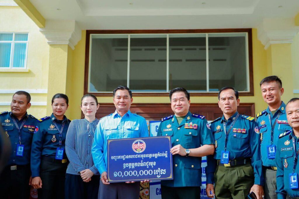 លោកឧត្តមសេនីយ៍ត្រី ម៉េង ស្រ៊ុន បានឧបត្ថម្ភថវិកាចំនួន ១០,០០០,០០០រៀលនិងសម្ភារៈគ្រឿងឧបភោគបរិភោគ ជូនរដ្ឋបាលខេត្តកំពង់ស្ពឺ