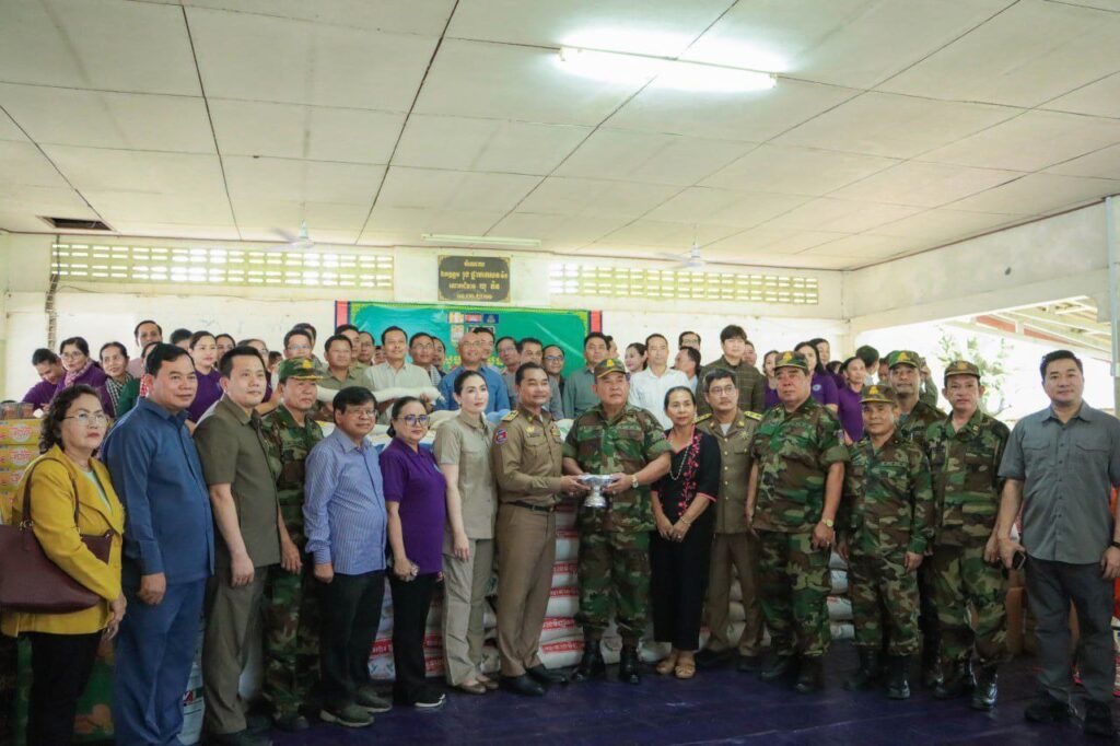 លោកឧត្តមសេនីយ៍ត្រី ម៉េង ស្រ៊ុន ចូលរួមអមដំណើរ ឯកឧត្តមបណ្ឌិត ជាម ច័ន្ទសោភ័ណ អញ្ជើញជាអធិបតីភាពក្នុងពិធីសំណេះសំណាល និងសាកសួរសុខទុក្ខដល់នាយទាហាន នាយទាហានរង និងពលទាហាន នៅក្នុងកងឯកភាពតំបន់ប្រតិបត្តិការសឹករងកោះកុង