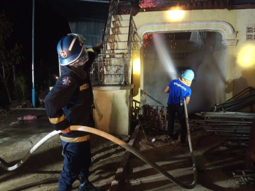 តាមរយៈ​លេខទូរស័ព្ទ​បន្ទាន់ (Hotline) 1296 កងរាជអាវុធហត្ថខេត្តសៀមរាប ចេញអន្តរាគមន៍​ជួយពន្លត់ភ្លើងឆេះផ្ទះបានដោយជោគជ័យ!