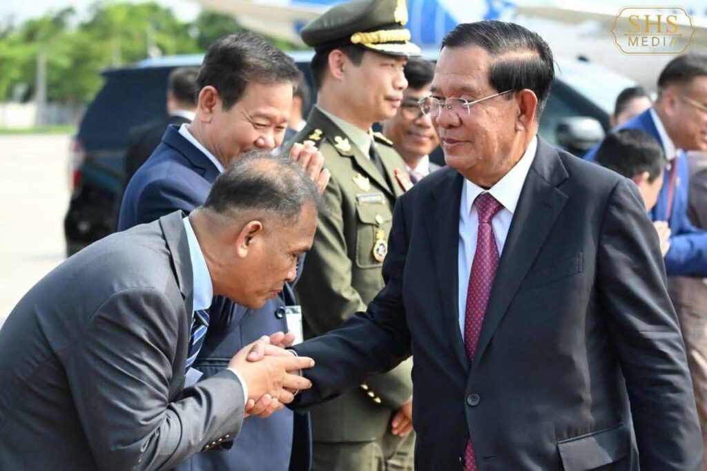 សម្តេចតេជោ ហ៊ុន សែន ដឹកនាំគណៈប្រតិភូចាកចេញពីអាកាសយានដ្ឋានអន្តរជាតិ Noi Bai ត្រលប់មកមាតុប្រទេសវិញ