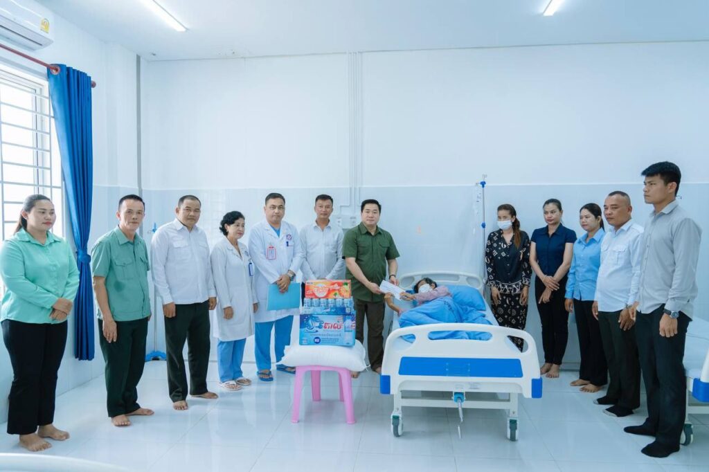 លោក ម៉េង ស្រ៊ុន ប្រធានក្រុមការងារចុះជួយមូលដ្ឋានឃុំអមលាំង បានអញ្ចើញចុះសួរសុខទុក្ខអ៊ុំស្រី សៀក ខេង អាយុ៧៦ឆ្នាំ កំពុងសម្រាកព្យាបាលនៅមន្ទីរពេទ្យបង្អែកខេត្តកំពង់ស្ពឺ