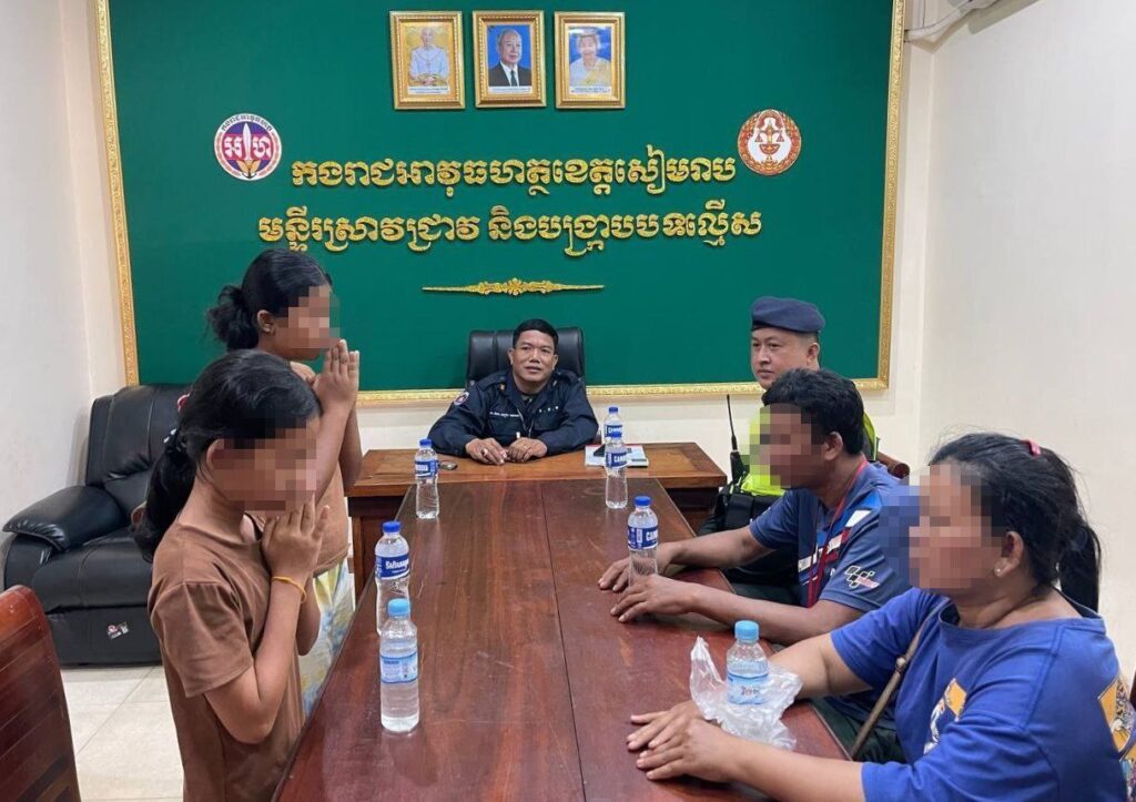 តាមរយៈលេខទូរស័ព្ទបន្ទាន់ (Hotline) 1296 អាវុធហត្ថខេត្តសៀមរាប បានជួយអន្តរាគមន៍ស្វែងរកឃើញ ក្មេងស្រី​០២នាក់!