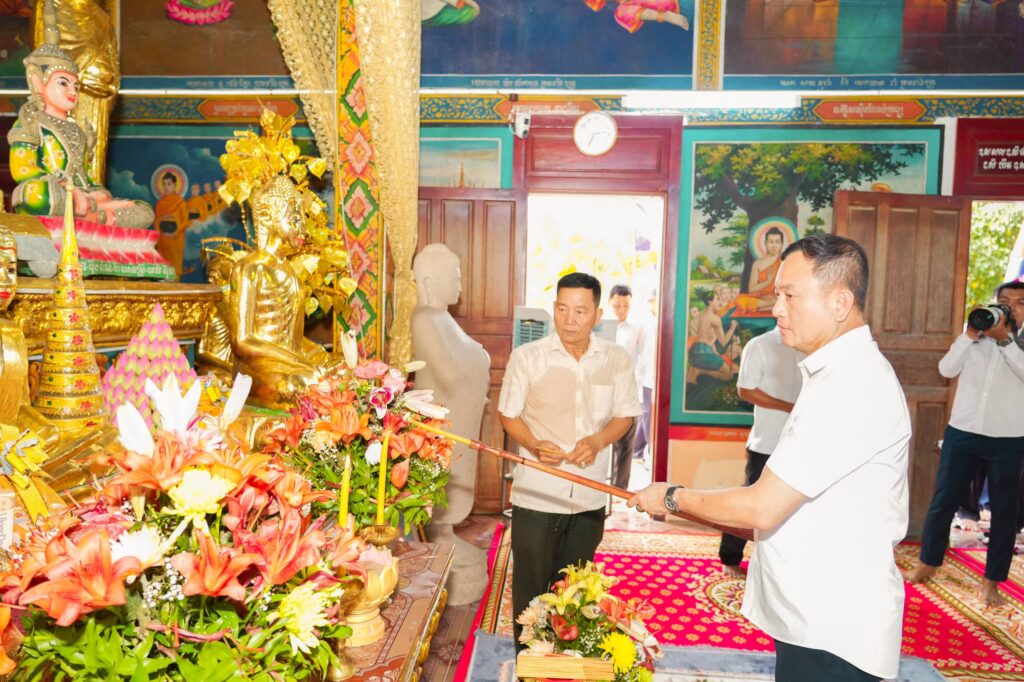 ឧត្តមសេនីយ៍ឯក រ័ត្ន ស្រ៊ាង នាំទេយ្យទានប្រគេនព្រះសង្ឃក្នុងឱកាសវេនកាន់បិណ្ឌ ចំនួន០២វត្ត ក្នុងសង្កាត់ព្រែកកំពឹស ខណ្ឌដង្កោ!