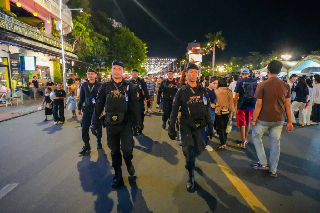 កម្លាំងកងរាជអាវុធហត្ថរាជធានីភ្នំពេញ ចូលរួមល្បាត ការពារ​សន្តិសុខ​ សុវត្ថិភាព​ រក្សាសណ្ដាប់​ធ្នាប់​ និងសង្គ្រោះបន្ទាន់ ​ជូន​បងប្អូន​ប្រជាពលរដ្ឋ​ ធ្វើដំណើរកំសាន្ត នៅតាមដងផ្លូវថ្មើរជើង (Walk Street) ថ្ងៃទី២៧-២៨ ខែកញ្ញា ឆ្នាំ២០២៥