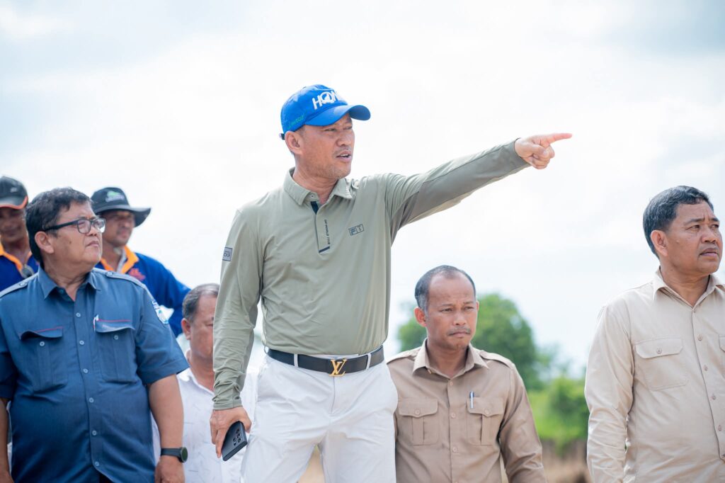 យ៉ាងម៉េចដែរអស់លោកមន្ត្រីសូរិយោដី និងមន្ត្រីពាក់ព័ន្ធស្រុកត្រាំកក់ ដែលល្បីខាងត្រូវរ៉ូវគ្នា ធ្វើរបាយការណ៍ភូតកុហកថ្នាក់លើ មន្ត្រីរបៀបនេះសង្ឃឹមថាថ្នាក់ដឹកនាំខាងលើគួរវះកាត់ចោល កុំទុកឱ្យមានដំបៅអាចនឹងឆ្លងដល់គេឯង…