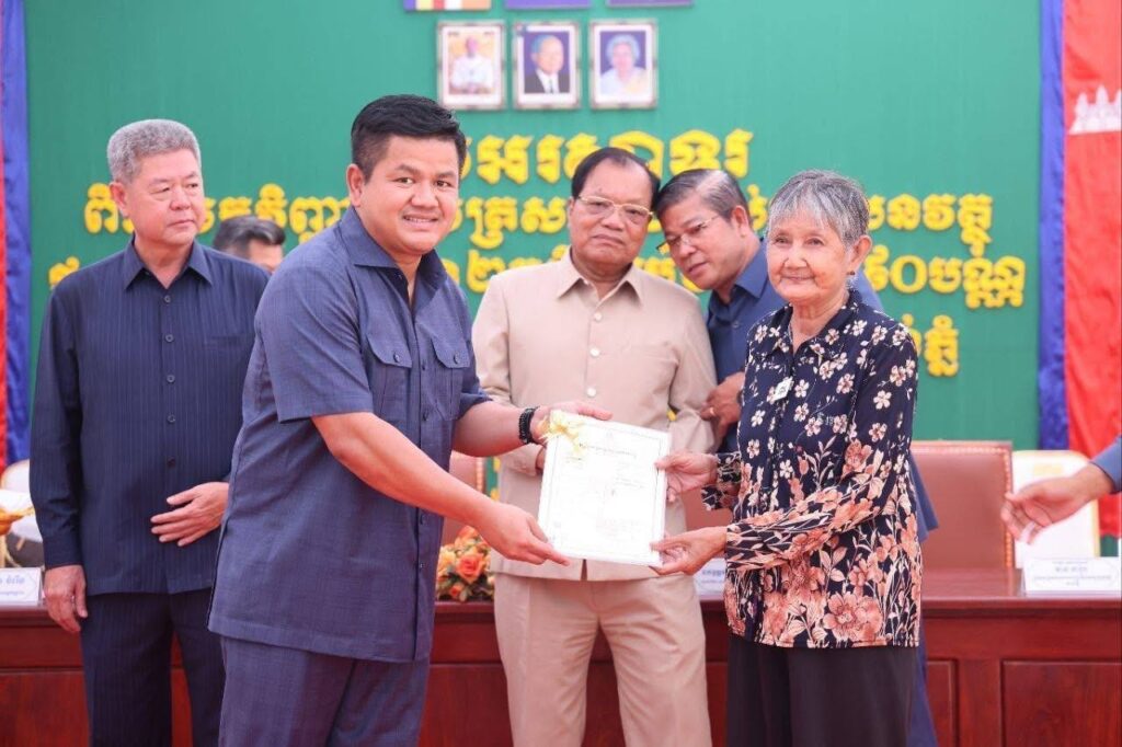 វិញ្ញាបនបត្រសម្គាល់ម្ចាស់អចលនវត្ថុចំនួន ៣,០៩០ បណ្ណ ត្រូវ​បាន​ប្រគល់​ជូនប្រជាពលរដ្ឋក្នុងភូមិអំពិលទឹក និងភូមិកំពង់ពោធិ៍ ឃុំកំពង់ភ្នំ ស្រុកលើកដែក​ ខេត្ត​កណ្ដាល​