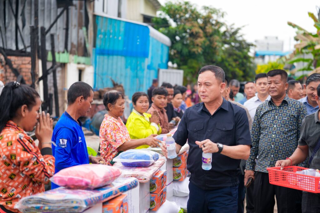 ឧត្តមសេនីយ៍ឯក រ័ត្ន ស្រ៊ាង អញ្ជើញចុះសួរសុខទុក្ខ និងនាំយកអំណោយឧបត្ថម្ភជូនដល់ គ្រួសាររងគ្រោះដោយអគ្គិភ័យ ក្នុងសង្កាត់ជើងឯក ខណ្ឌដង្កោ!