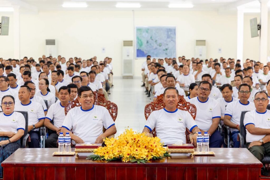 លោកអភិបាលខេត្តតាកែវ ណែនាំអាជ្ញាធរពាក់ព័ន្ធ រួមគ្នាលុបបំបាត់អំពើជួញដូរមនុស្ស និងបង្ការទប់ស្កាត់ករណីឆបោកតាមប្រព័ន្ធអនឡាញ…