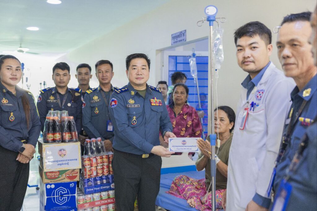 លោកឧត្តមសេនីយ៍ត្រី ម៉េង ស្រ៊ុន មេបញ្ជាការ បានអញ្ជើញ​ដឹកនាំក្រុមការងារកងរាជអាវុធហត្ថ បន្តចុះសួសុខទុក្ខលោកស្រី បក់ យ៉ុង ដែលជួបបានគ្រោះថ្នាក់ចរាចរណ៍និងត្រូវជាភរិយាលោក ជួប វាសនា មន្ត្រីកងរាជអាវុធហត្ថចូលនិវត្តន៍កំពុងសម្រាកព្យាបាលនៅមន្ទីពេទ្យ​បង្អែក​ខេត្តកំពង់ស្ពឺ…