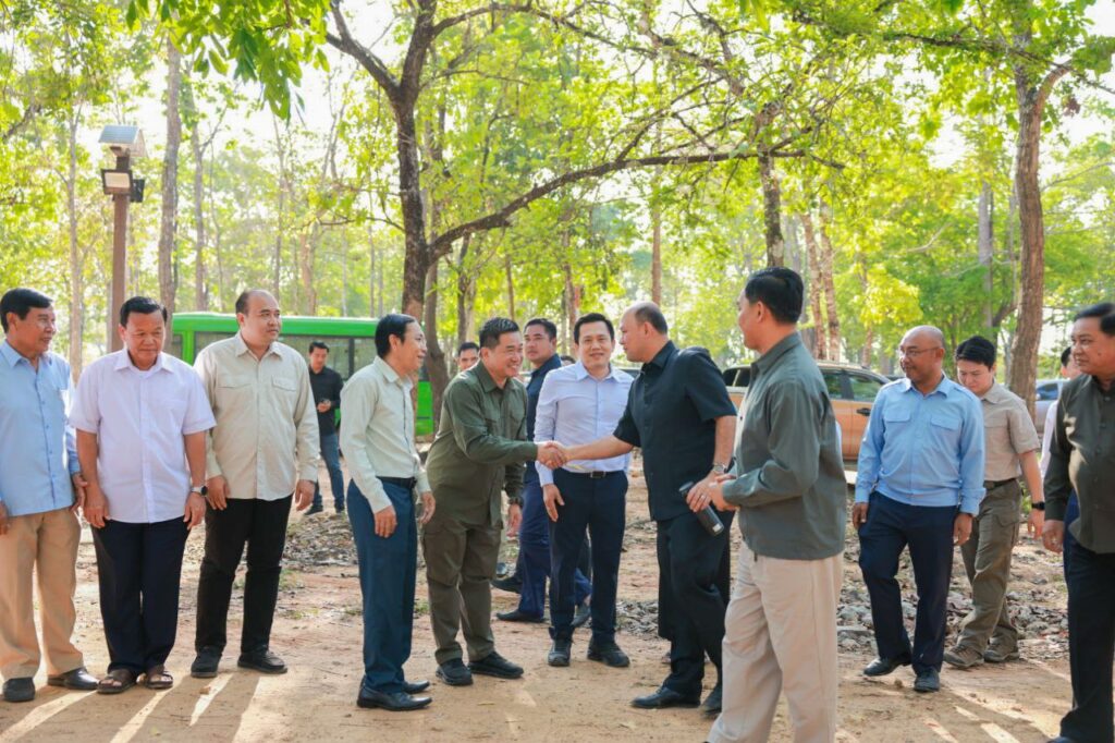 លោកឧត្តមសេនីយ៍ត្រី ម៉េង ស្រ៊ុន មេបញ្ចាការ​ បានអញ្ជើញចូលរួមនិងដឹកនាំកម្លាំង​កងរាជអាវុធហត្ថខេត្តកំពង់ស្ពឺ​ ការពារ សន្តិសុខ រក្សាសណ្តាប់​ជូន​ ឯកឧត្តម​ ហ៊ុន ម៉ានី ឧបនាយករដ្ឋមន្ត្រី រដ្ឋមន្ត្រីក្រសួងមុខងារសាធារណៈនិងជាប្រធានក្រុមការងាររាជរដ្ឋាភិបាលចុះមូលដ្ឋានខេត្តកំពង់ស្ពឺ​​​ ដែលអញ្ជើញជាអធិបតីក្នុងពិធីពិនិត្យនិងព្យាបាលជំងឺជូនប្រជាពលរដ្ឋដោយឥតគិតថ្លៃ​​ក្នុងភូមិសាស្ត្រស្រុកឱរ៉ាល់​…