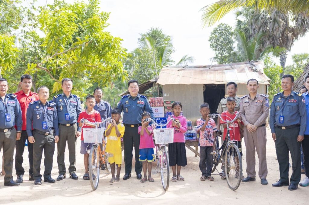 ក្រោម​មេឃ​តែមួយ​ តែវាសនាខុសគ្នា!ជីវិត​ជួបការលំបាក​​ ខ្វះខាតក្នុងជីវភាពរស់នៅ ទទួល​បន្ទុកចិញ្ជឹមកូននិងចៅ៦នាក់​​ ពេលនេះ​ទទួល​បានការ​ឧបត្ថម្ភ​ជាថវិការរួមទាំងសម្ភារៈ​គ្រឿងឧបភោគបរិភោគ​ពី​លោកឧត្តមសេនីយ៍ត្រី ម៉េង ស្រ៊ុន មេបញ្ជាការ កងរាជអាវុធហត្ថខេត្តកំពង់ស្ពឺ…