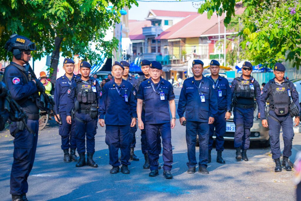 ឧត្តមសេនីយ៍ឯក រ័ត្ន ស្រ៊ាង អញ្ជើញចុះត្រួតពិនិត្យ និងលើកទឹកចិត្តកម្លាំងក្រោមឱវាទ ដែលកំពុងមមាញឹកបំពេញបេសកកម្មការពារ សុវត្ថិភាព ក្នុងព្រឹត្តិការណ៍ នគរសង្ក្រាន្ត រាជធានីភ្នំពេញ!