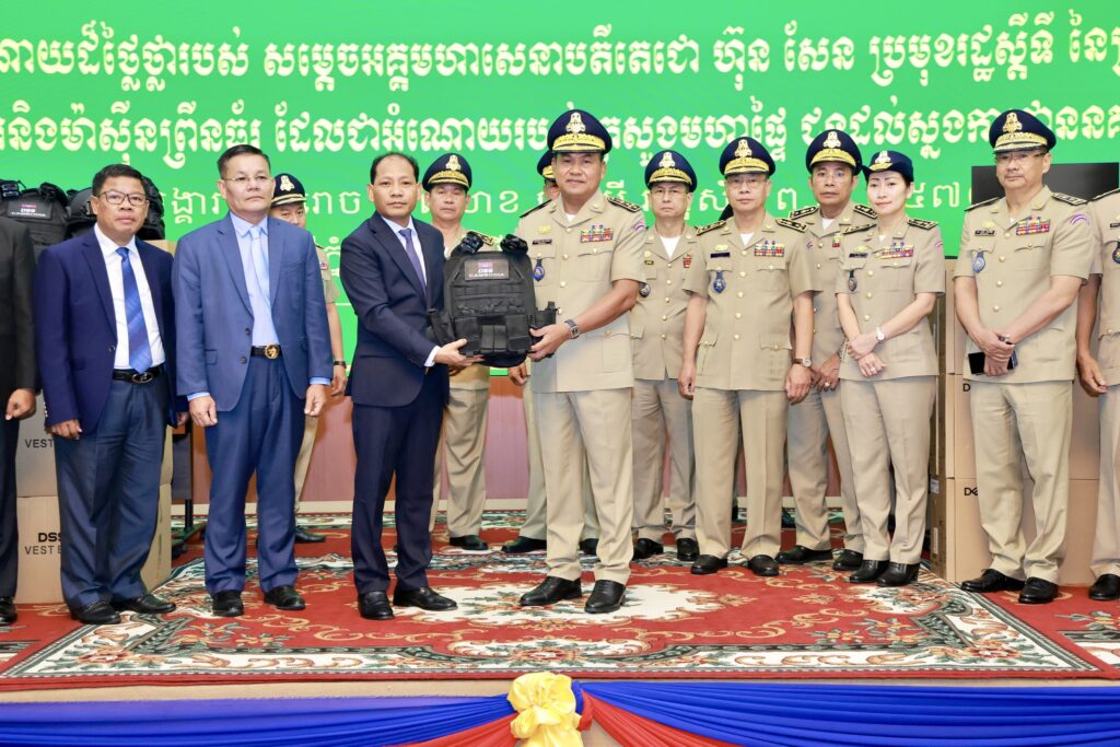 ឯកឧត្តម ភឺន ផល្លា តំណាងសម្តេចតេជោ ប្រមុខរដ្ឋស្តីទី នាំយកអាវក្រោះខ្មែរ DSS និងមួកការពារគ្រាប់ ជាអំណោយដ៏ថ្លៃថ្លារបស់សម្តេចតេជោ ប្រមុខរដ្ឋស្តីទី និងសម្តេចកិត្តិព្រឹទ្ធបណ្ឌិត ប្រគល់ជូនអគ្គស្នងការដ្ឋាននគរបាលជាតិ ដើម្បីចូលរួមគាំទ្រ និងពង្រឹងសមត្ថភាពការងាររបស់កងកម្លាំងបំពេញភារកិច្ចបម្រើជាតិ និងប្រជាពលរដ្ឋ ឯកឧត្តម ភឺន ផល្លា តំណាងសម្តេចតេជោ ប្រមុខរដ្ឋស្តីទី នាំយកអាវក្រោះខ្មែរ DSS និងមួកការពារគ្រាប់ ជាអំណោយដ៏ថ្លៃថ្លារបស់សម្តេចតេជោ ប្រមុខរដ្ឋស្តីទី និងសម្តេចកិត្តិព្រឹទ្ធបណ្ឌិត ប្រគល់ជូនអគ្គស្នងការដ្ឋាននគរបាលជាតិ ដើម្បីចូលរួមគាំទ្រ និងពង្រឹងសមត្ថភាពការងាររបស់កងកម្លាំងបំពេញភារកិច្ចបម្រើជាតិ និងប្រជាពលរដ្ឋ