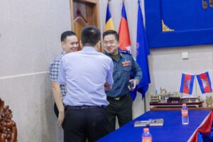 លោកឧត្តមសេនីយ៍ត្រី ម៉េង ស្រ៊ុន អញ្ជើញទទួលជួបសំណេះសំណាលជាមួយលោក ថៀវ វ៉ាន់ណាម នាយកសាខា Metfone ខេត្តកំពង់ស្ពឺ និង រួមដំណើរចុះត្រួតពិនិត្យវឌ្ឍនភាពការសាងសង់អគារសេនាធិការដ្ឋានកងរាជអាវុធហត្ថខេត្តកំពង់ស្ពឺថ្មី